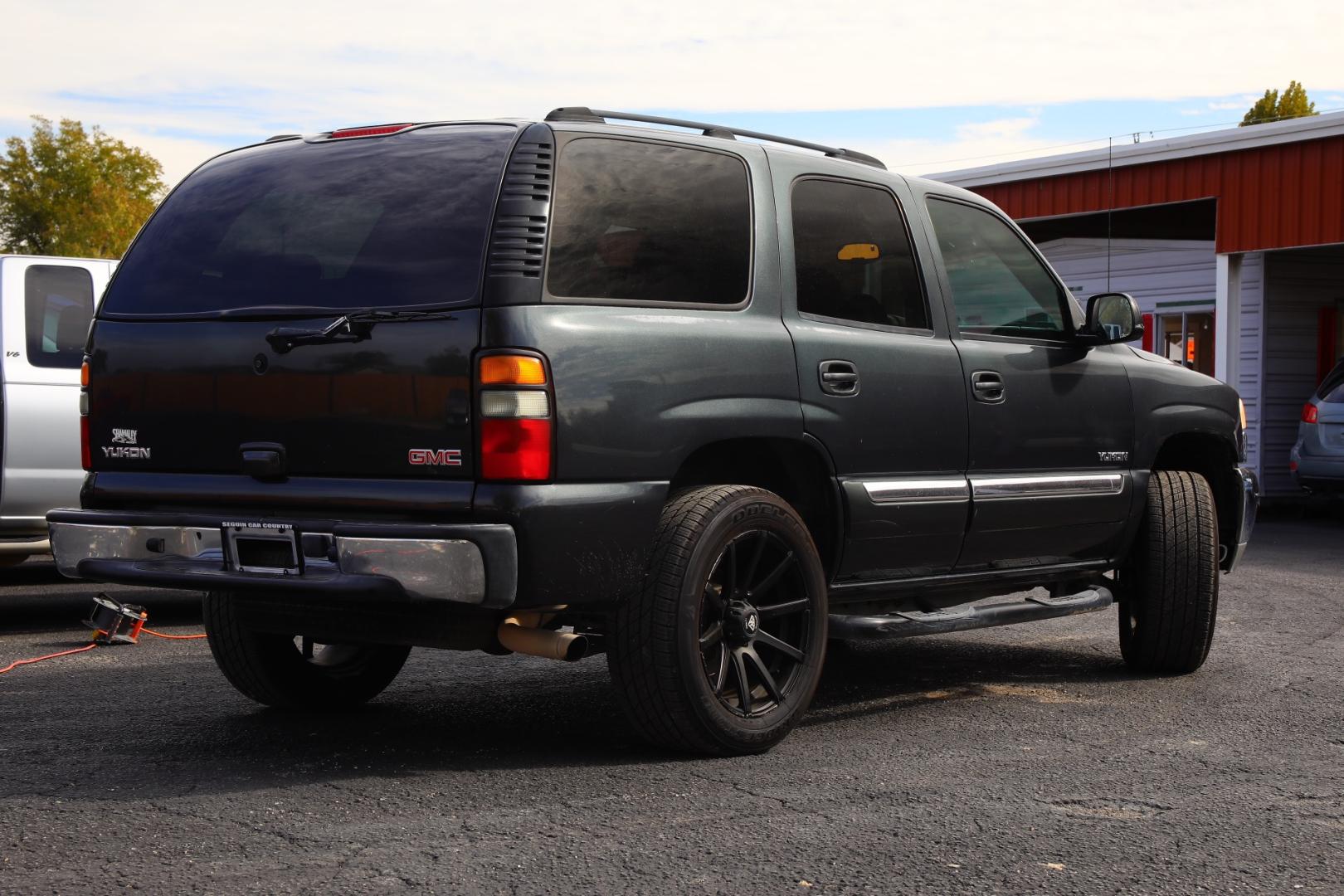 2004 GMC YUKON 2WD (1GKEC13V84J) with an 4.8L V8 OHV 16V engine, 4-SPEED AUTOMATIC transmission, located at 420 E. Kingsbury St., Seguin, TX, 78155, (830) 401-0495, 29.581060, -97.961647 - Photo#4